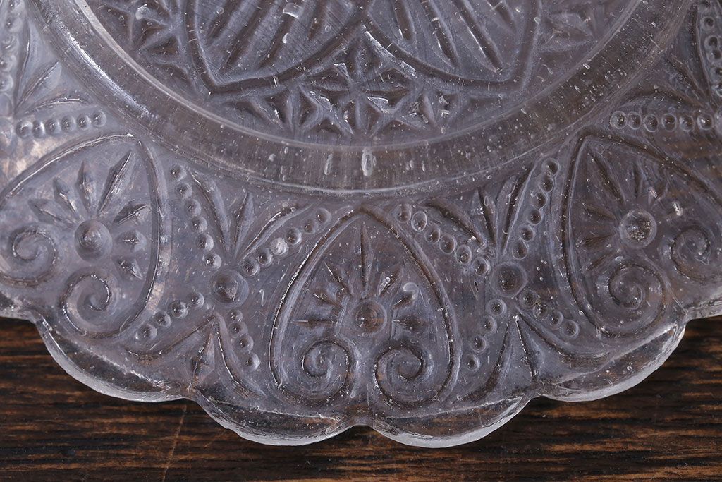 アンティーク雑貨　大正期　ハート文　古い質感が味わい深いプレスガラスの小皿(ガラスプレート)(1)