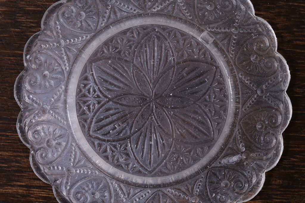 アンティーク雑貨　大正期　ハート文　古い質感が味わい深いプレスガラスの小皿(ガラスプレート)(1)