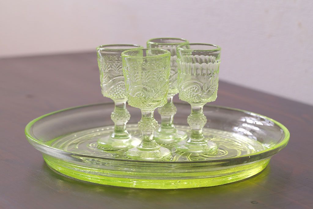 アンティーク雑貨　フランスビンテージ　ウランガラス製　リキュールグラス4つとプレートのセット(ガラス杯、酒器、脚付コップ)