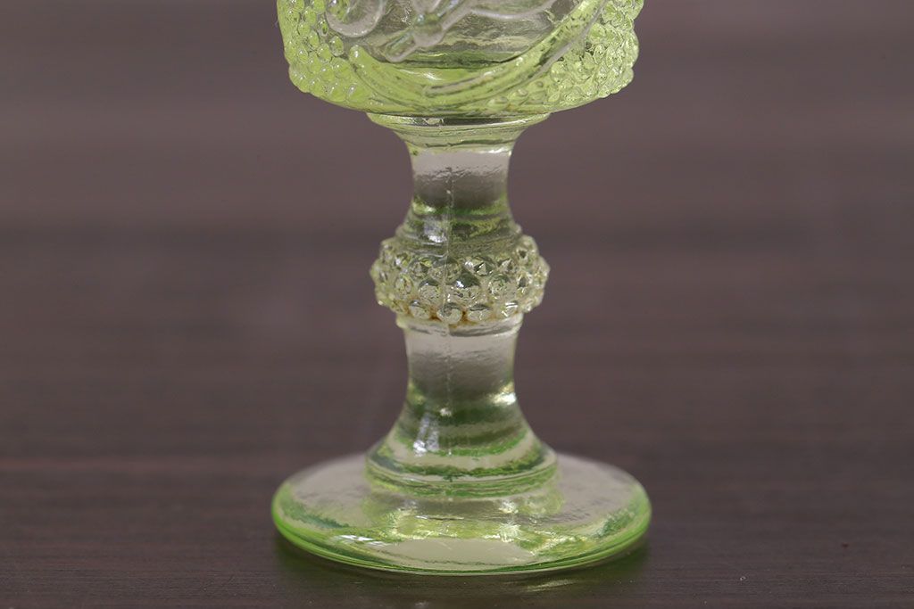 アンティーク雑貨　フランスビンテージ　ウランガラス製　リキュールグラス4つとプレートのセット(ガラス杯、酒器、脚付コップ)
