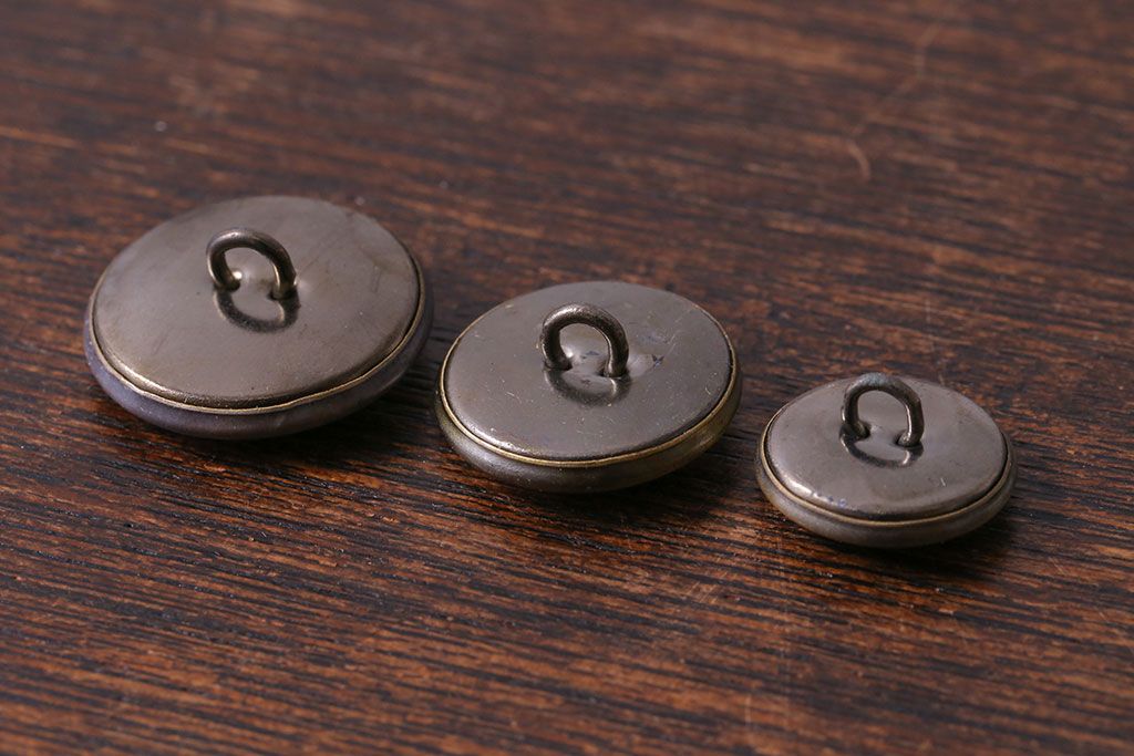 アンティーク雑貨　ビンテージ　エンブレムのようなデザインのボタンセット