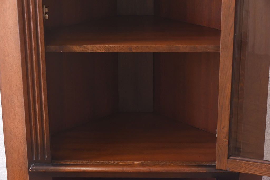 ヴィンテージ家具　イギリスビンテージ　EVEREST社　シックなデザインのコーナーラック(飾り棚、収納棚)