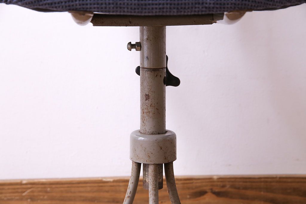 レトロ家具　レトロな雰囲気漂うシンプルな回転椅子(ワークチェア、イス)