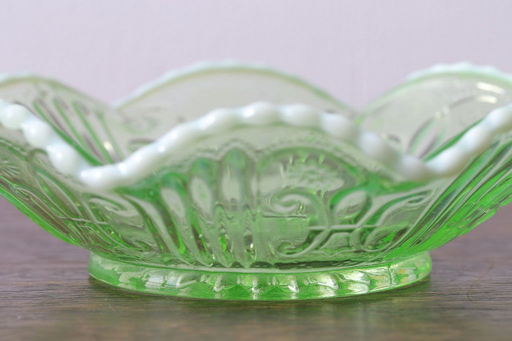 アンティーク雑貨　大正期　乳白縁　ウランガラス　フリル皿(プレート)(2)
