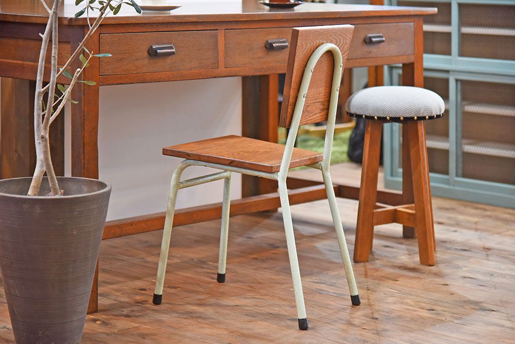 ペイント家具　ナラ材　ナチュラルな雰囲気漂うシンプルなチェア(イス、椅子)
