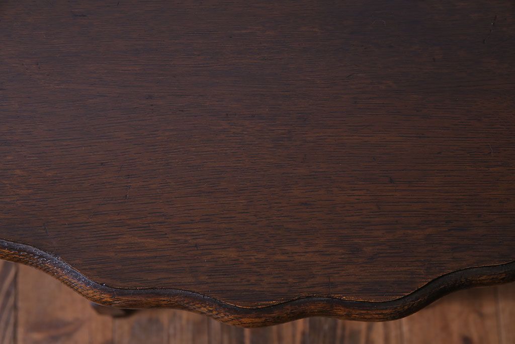 アンティーク家具　イギリスアンティーク　ツイストレッグが味わいを深めるサイドテーブル(カフェテーブル、オケージョナルテーブル)