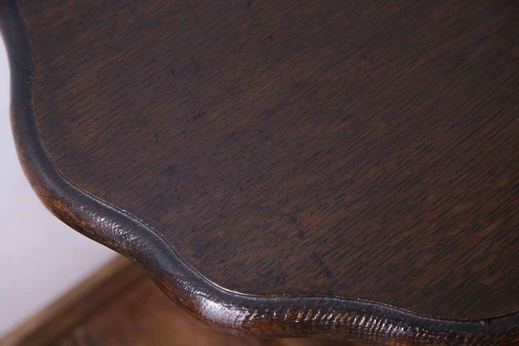 アンティーク家具　イギリスアンティーク　ツイストレッグが味わいを深めるサイドテーブル(カフェテーブル、オケージョナルテーブル)