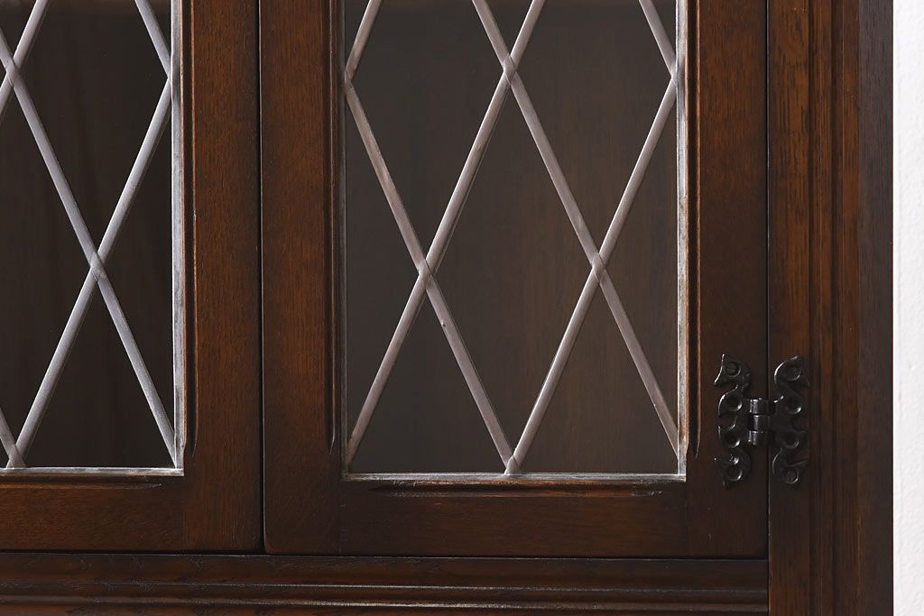 ヴィンテージ家具　イギリスビンテージ　オーク材　ステンドグラスがシックなコーナーラック(飾り棚、収納棚)
