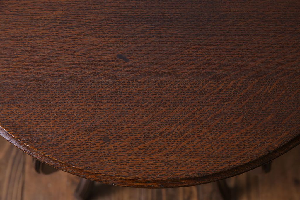 アンティーク家具　アンティーク　オーク材　脚の意匠が目を引くサイドテーブル(ラウンドテーブル、花台)