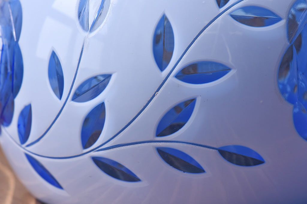 大正期　青ガラス乳白被切子電笠(薔薇の図)(ペンダントライト、天井照明、吊り下げ照明)