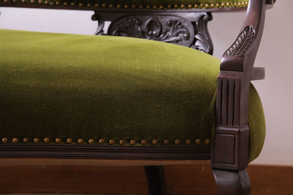 アンティーク家具　イギリスアンティーク　フレームの意匠が上品なシェーズロング(カウチソファ)