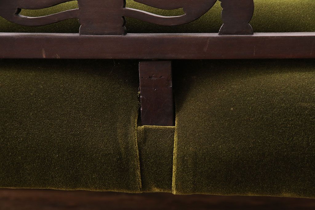 アンティーク家具　イギリスアンティーク　フレームの意匠が上品なシェーズロング(カウチソファ)