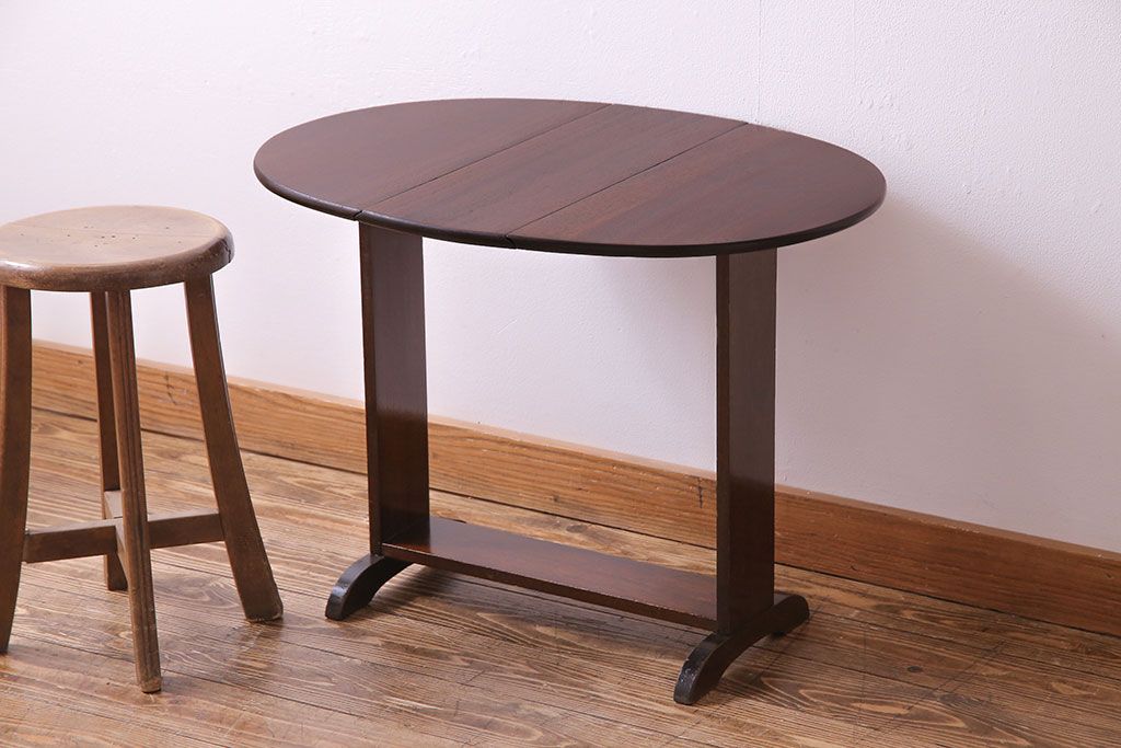 アンティーク家具　イギリスアンティーク　コンパクトに畳める回転式バタフライテーブル(サイドテーブル)