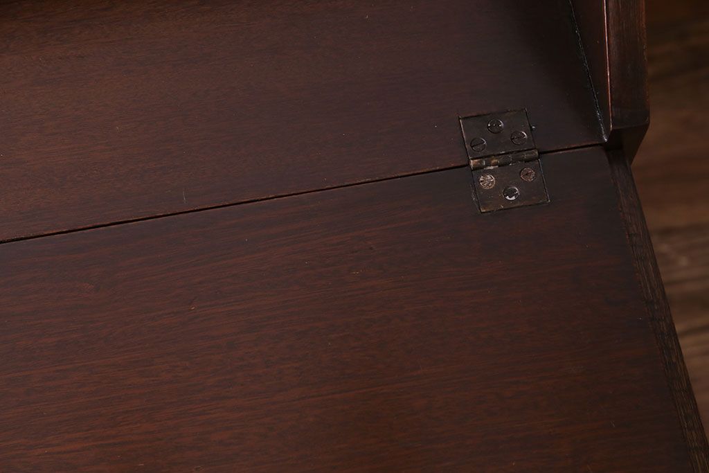 アンティーク家具　イギリスアンティーク　ウォールナットの杢目が美しい小振りのライティングビューロー(ワークデスク、在宅ワーク、在宅用、サイドチェスト)