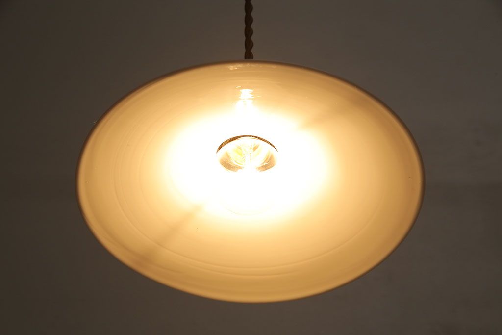 昭和レトロ　清潔感のある白ガラスが魅力のシンプルなペンダントライト(天井照明、吊り下げ照明)(1)