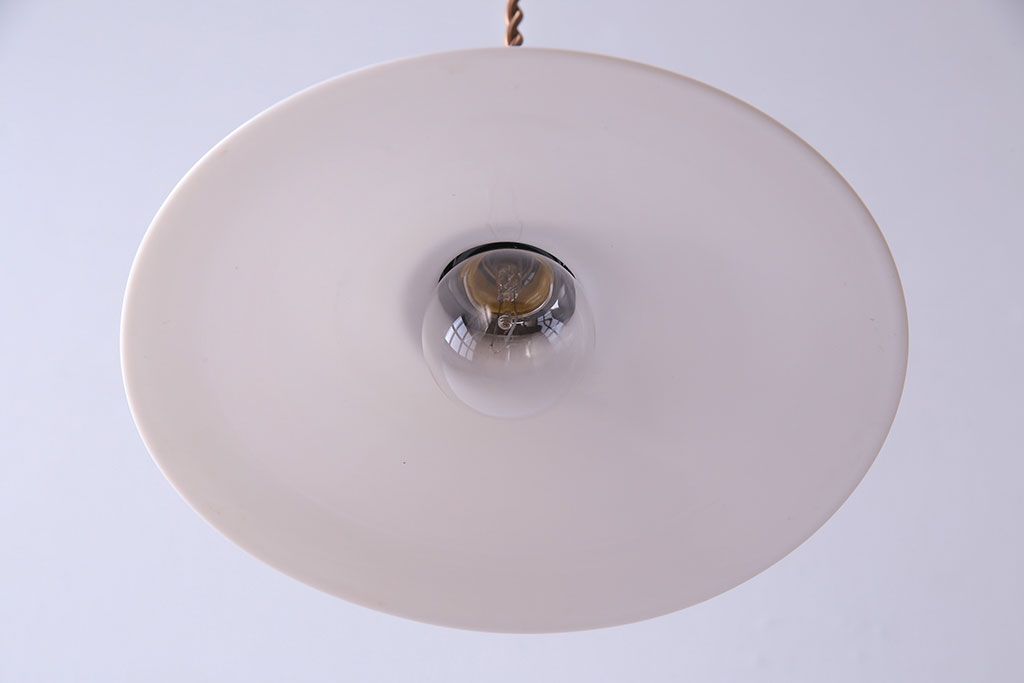 昭和レトロ　清潔感のある白ガラスが魅力のシンプルなペンダントライト(天井照明、吊り下げ照明)(1)