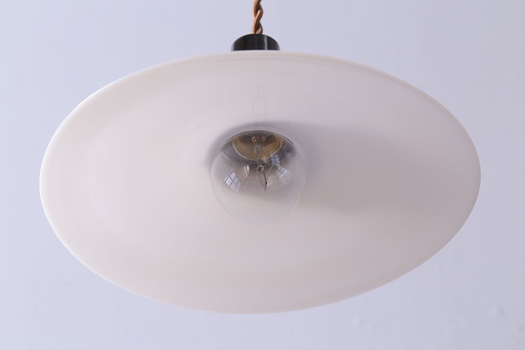 昭和レトロ　清潔感のある白ガラスが魅力のシンプルなペンダントライト(天井照明、吊り下げ照明)(2)