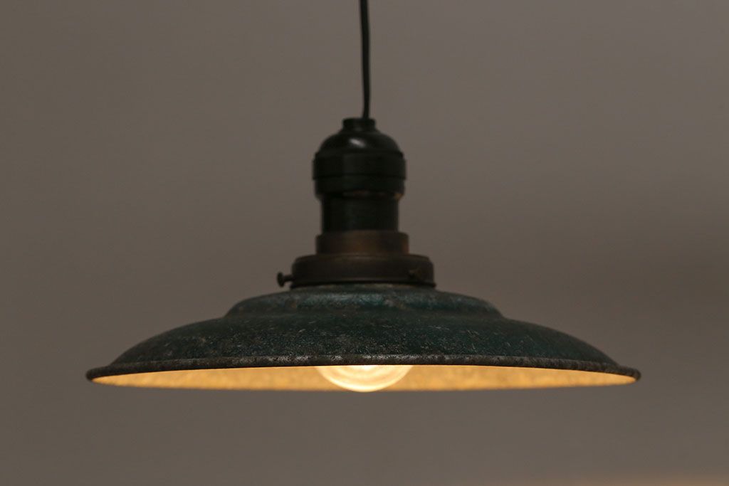 ビンテージ　古びた風合いが渋いアルミシェードのペンダントライト(天井照明、吊り下げ照明)