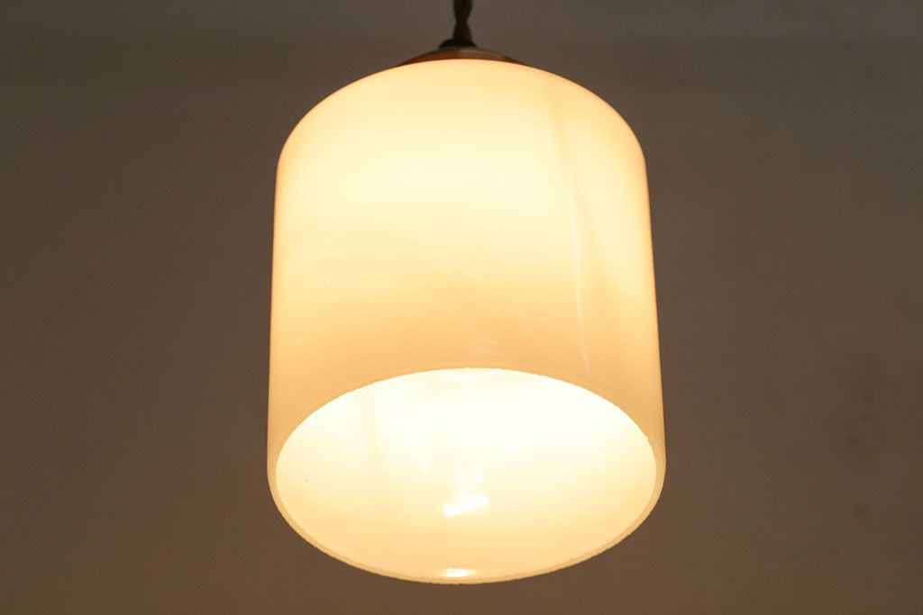 昭和中期　レトロな筒形シェードが愛らしいペンダントライト(天井照明、吊り下げ照明)(1)