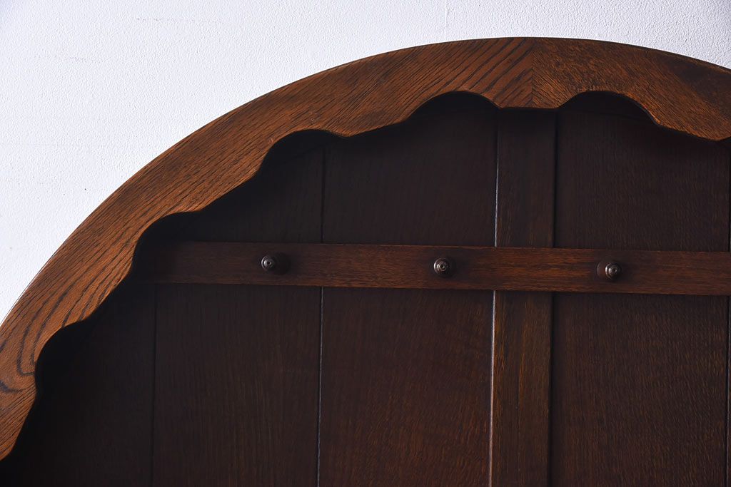 ヴィンテージ家具　イギリスビンテージ　オーク材　アーチ状のデザインが魅力のキャビネット(食器棚、飾り棚)