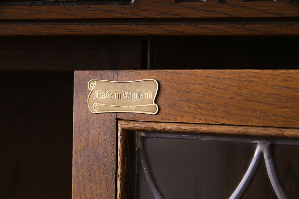 中古　old charm(オールドチャーム) 細かな意匠がおしゃれなアンティーク風カップボード(食器棚、キャビネット)