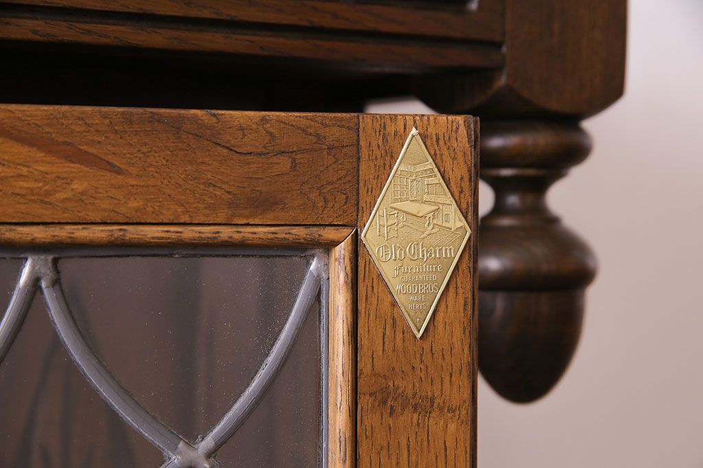 中古　old charm(オールドチャーム) 細かな意匠がおしゃれなアンティーク風カップボード(食器棚、キャビネット)