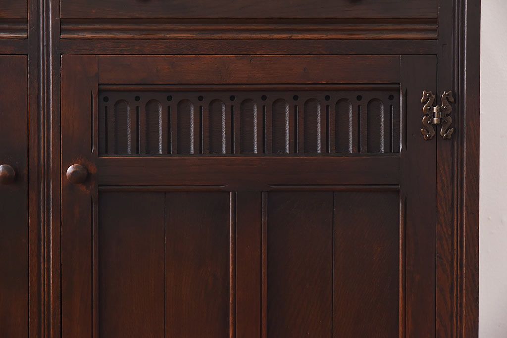 ヴィンテージ家具　イギリスビンテージ　オーク材　素朴な雰囲気が魅力のカップボード(食器棚、飾り棚)
