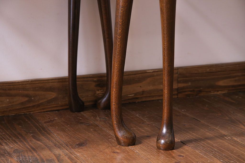 アンティーク雑貨　イギリスビンテージ　流れるような曲線の猫脚が美しいネストテーブル(サイドテーブル、カフェテーブル、花台)