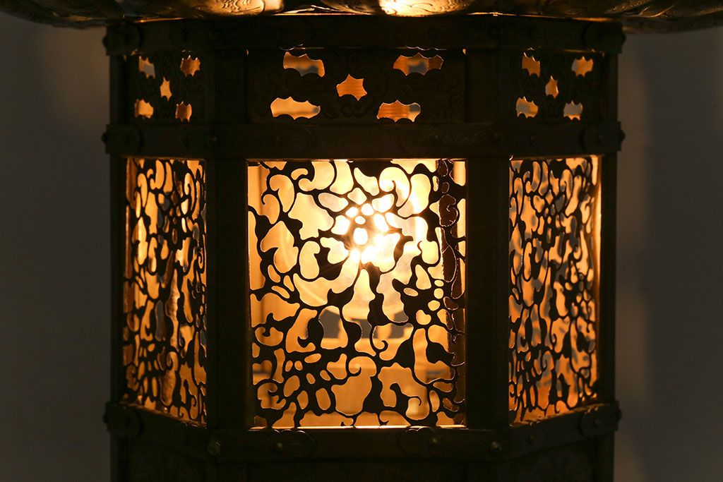 和製アンティーク　金花透　繊細な意匠が魅力の神前猫足六角吊灯篭(灯籠、仏具)
