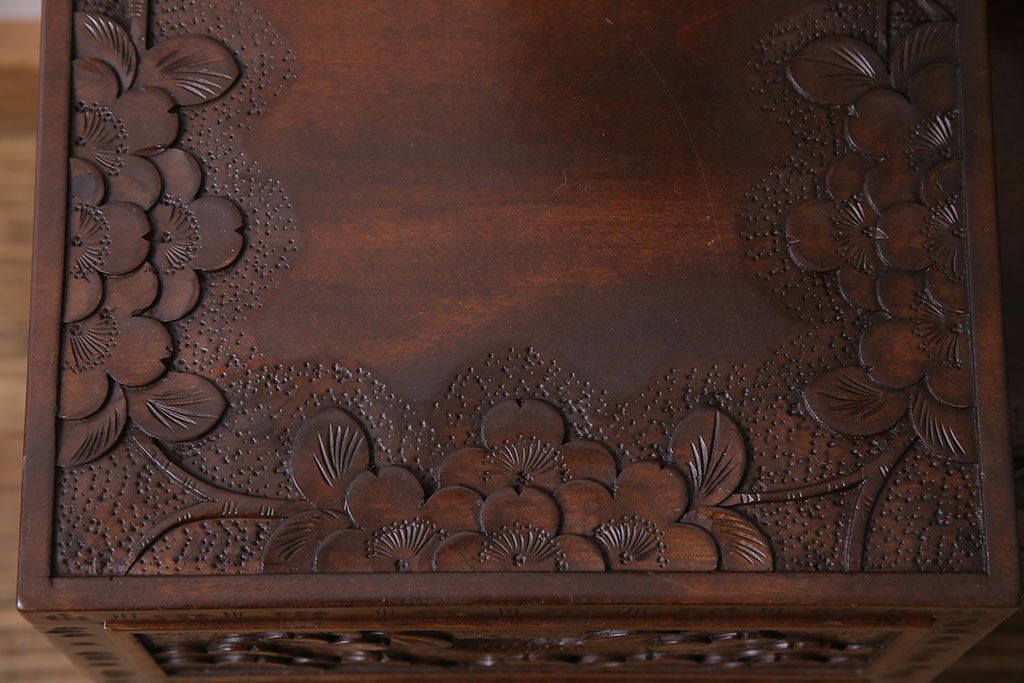 中古　ビンテージ　伝統工芸軽井沢彫り　桜彫刻が目を引く小振りな椅子付きドレッサー