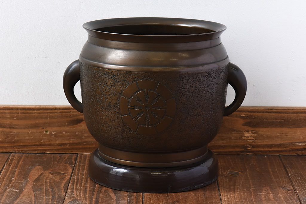 アンティーク雑貨　和製アンティーク　上手物　紋入りで風格のある耳付銅火鉢(鉢カバー)(2)