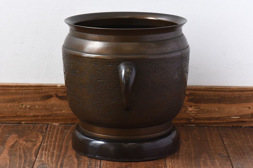 アンティーク雑貨　和製アンティーク　上手物　紋入りで風格のある耳付銅火鉢(鉢カバー)(2)