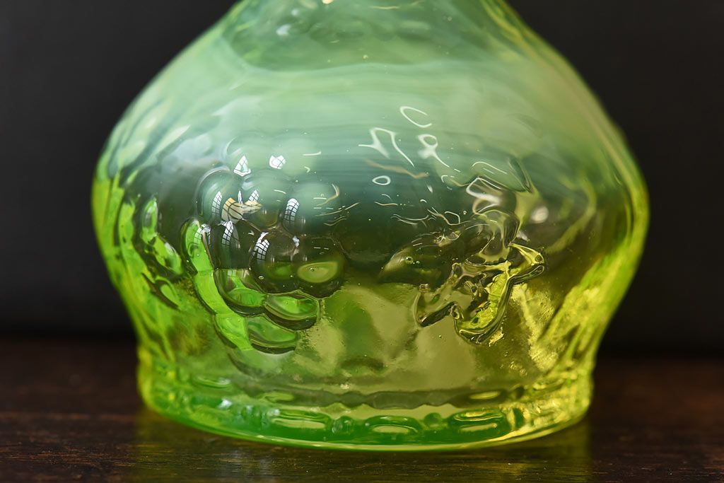 アンティーク雑貨　アメリカビンテージ　ワセリンガラス(ウランガラス)　優雅な雰囲気漂うパフュームボトル(香水瓶)
