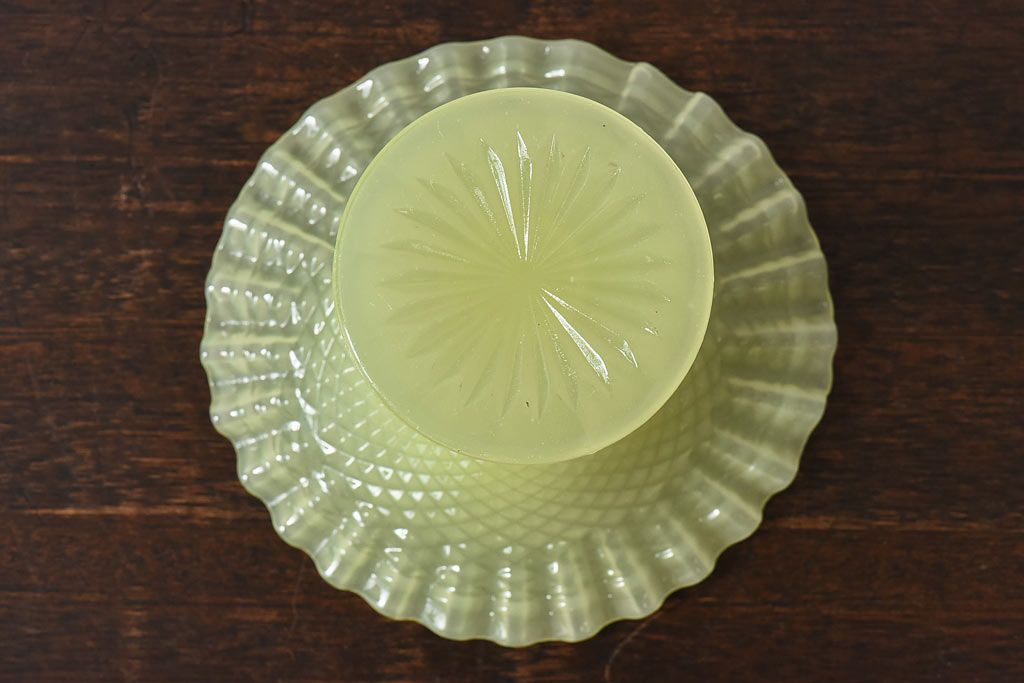 アンティーク雑貨　ウランガラス　優雅なデザインが素敵なグラス(パフェグラス、コンポート、ワセリンガラス)