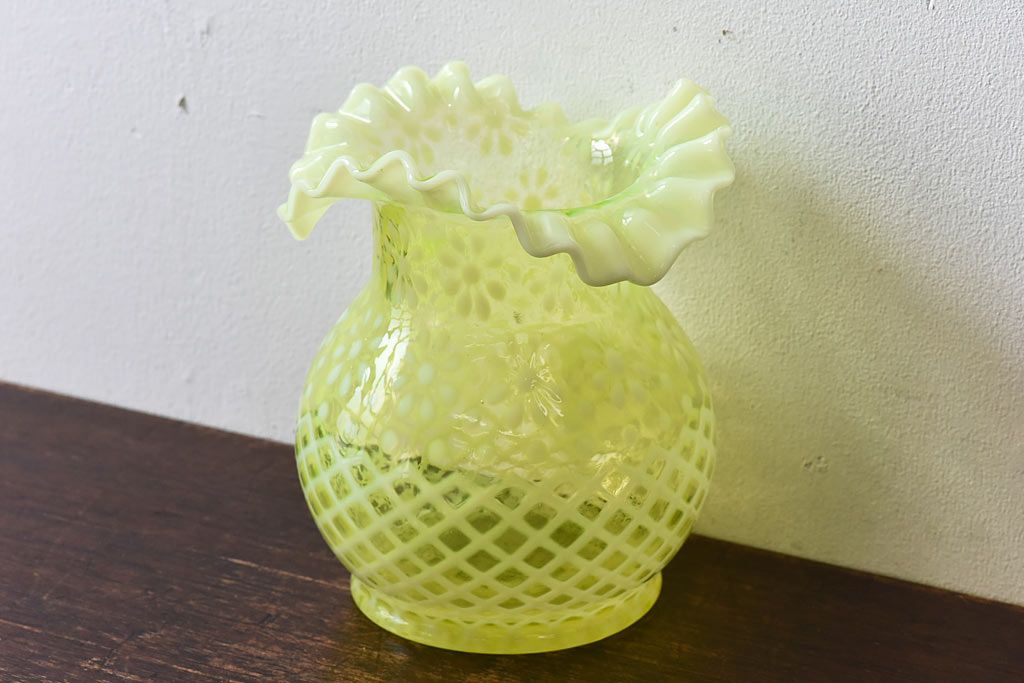 アンティーク雑貨 アメリカ製 フリルと花柄が可愛いウランガラス製花瓶(花器、ワセリンガラス) ラフジュ工房
