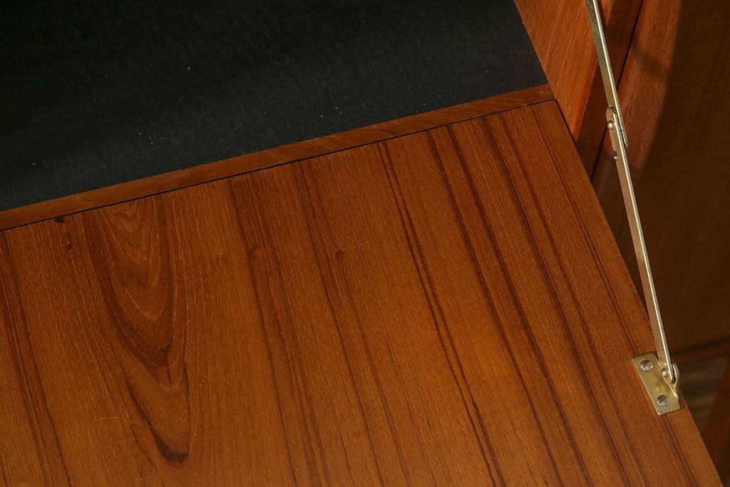 ヴィンテージ家具　北欧ビンテージ　Lyby Mobler　内部照明付　あたたかな雰囲気が魅力の大型リビングボード(サイドボード、収納棚)