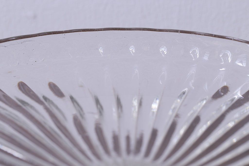 アンティーク雑貨　イギリス製　胴の細かな意匠がおしゃれなガラスのケーキスタンド