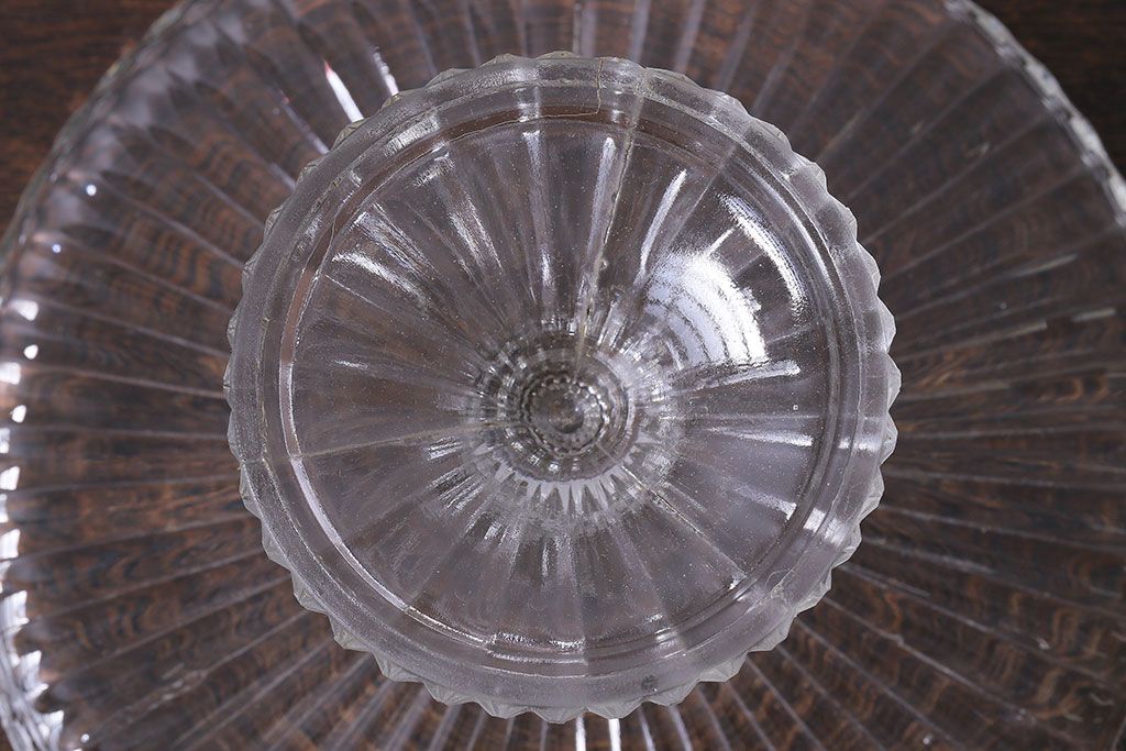 アンティーク雑貨　イギリス製　胴の細かな意匠がおしゃれなガラスのケーキスタンド