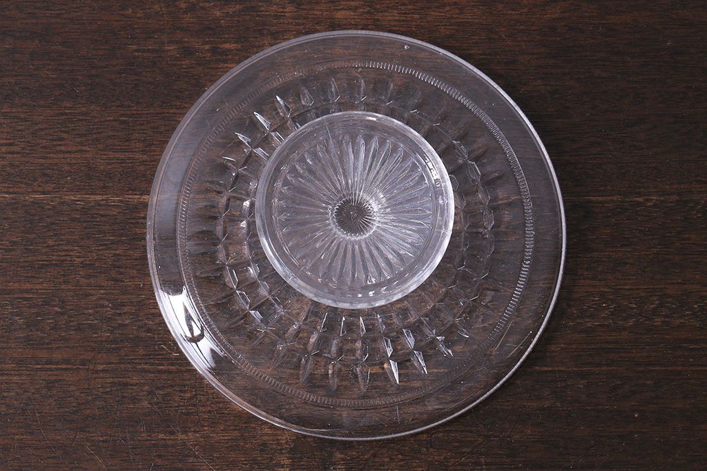 アンティーク雑貨　イギリス製　シンプルなフォルムが魅力的なガラスのケーキスタンド