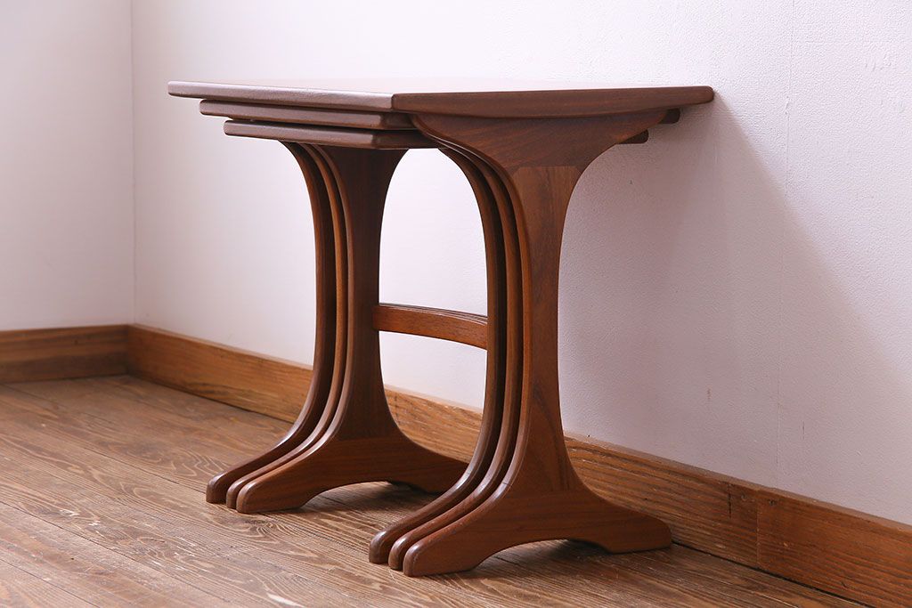 アンティーク雑貨　北欧ビンテージ　チーク材　シンプルなデザインのネストテーブル(サイドテーブル、カフェテーブル、花台)