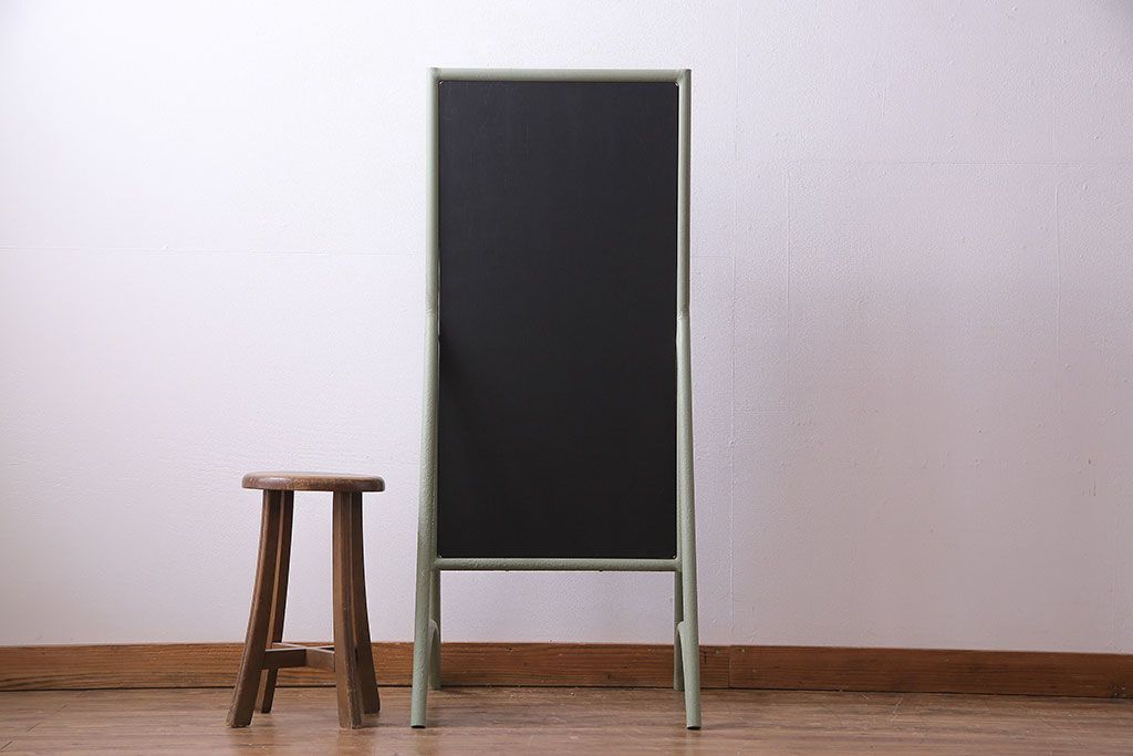 アンティーク雑貨　ペイント家具　ナチュラルカラーがペイントされたレトロなブラックボード(黒板)(2)