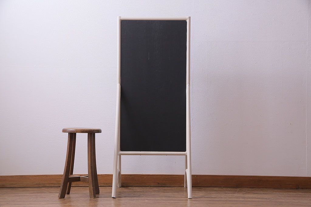 アンティーク雑貨　ペイント家具　ナチュラルカラーがペイントされたレトロなブラックボード(黒板)(3)