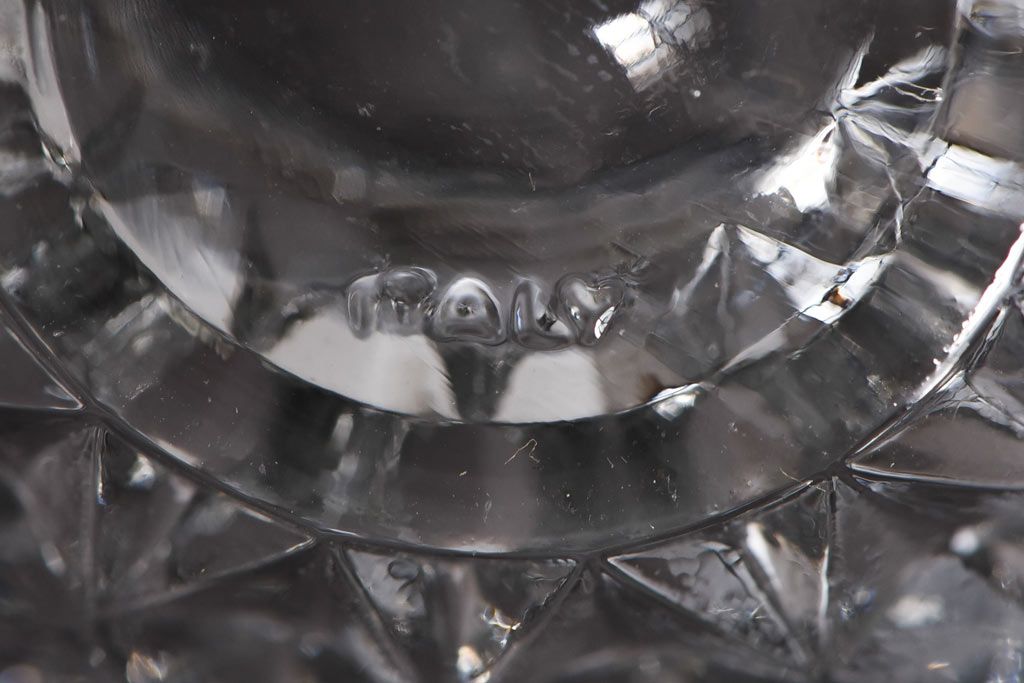アンティーク雑貨　イギリスビンテージ　洋梨モチーフのデザインが可愛らしいガラスの小物入れ