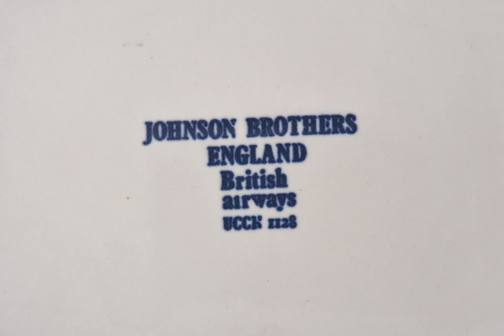 イギリス　JOHNSON BROTHERS(ジョンソン・ブラザーズ)　スクエア型白い長皿(深皿、プレート)