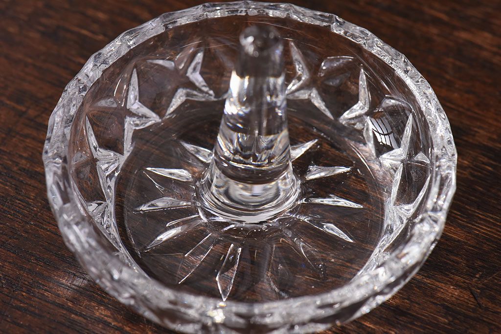 アンティーク雑貨　イギリスビンテージ　優雅なデザインが美しいガラス製リングスタンド(リングホルダー、アクセサリートレイ)