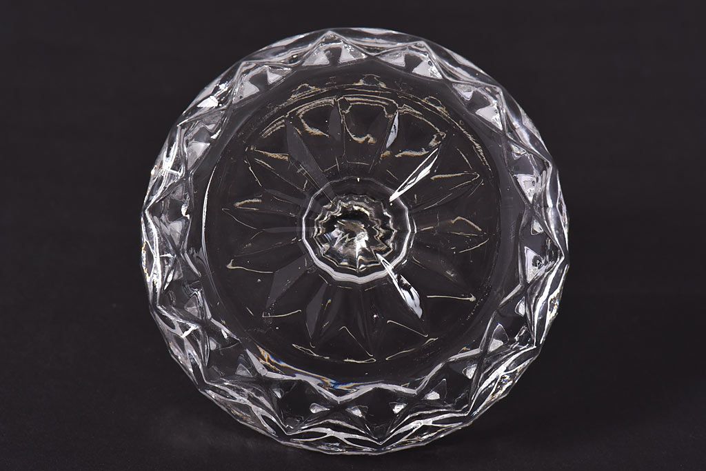 アンティーク雑貨　イギリスビンテージ　優雅なデザインが美しいガラス製リングスタンド(リングホルダー、アクセサリートレイ)