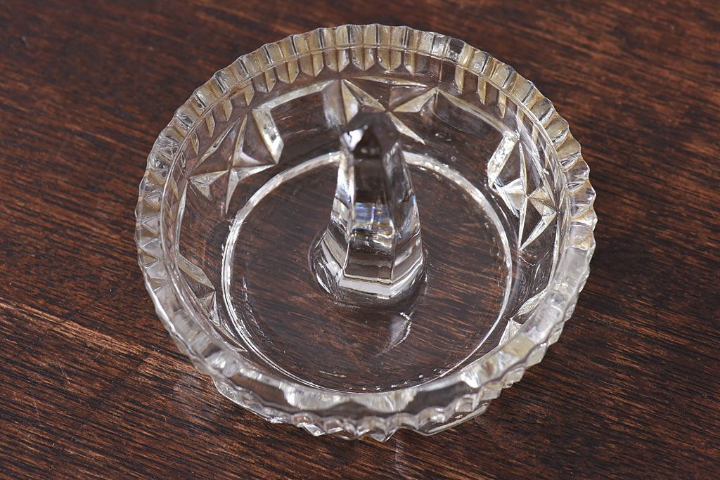 アンティーク雑貨　イギリスビンテージ　直線的なデザインが魅力のガラス製リングスタンド(リングホルダー、アクセサリートレイ)