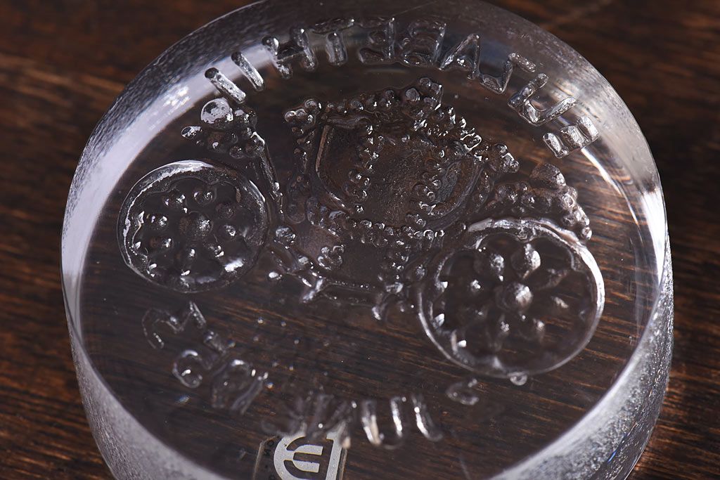 アンティーク雑貨　イギリス　エリザベス女王2世　アニバーサリーグッズ　ガラス製ペーパーウェイト