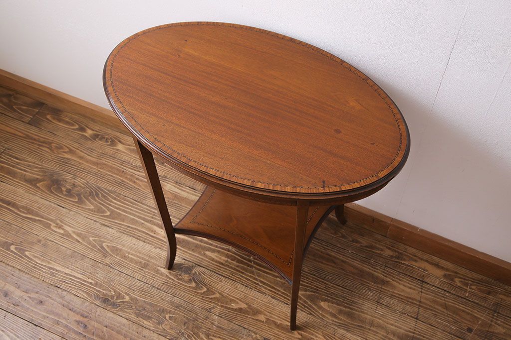 アンティーク雑貨　イギリスアンティーク　スリムな脚が上品なサイドテーブル(カフェテーブル、飾り台)