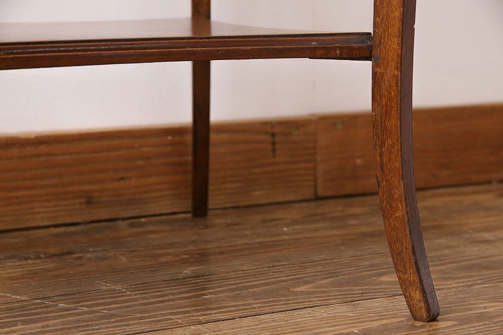 アンティーク雑貨　イギリスアンティーク　スリムな脚が上品なサイドテーブル(カフェテーブル、飾り台)